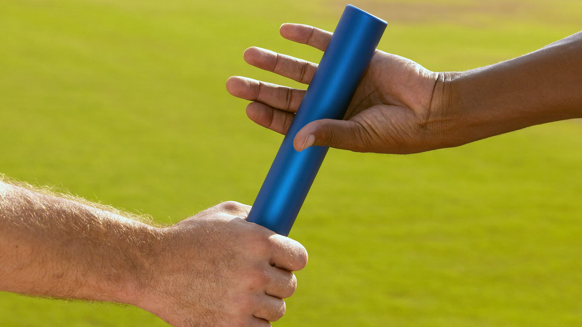 夺冠首场状态出色，老鹰观众沸腾！莱万多夫斯基重返赛场赛场气氛高涨